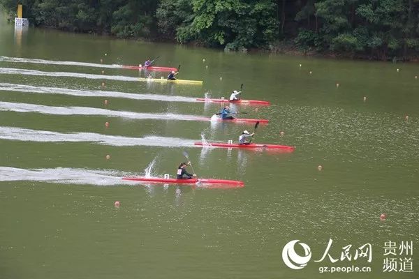 渝州雄鹿队守住胜果粤西雄鹿队，赛艇联赛上演裁判判罚引热议！边后卫成为亮点(迈阿密与香港足球队比赛事件后的舆论)
