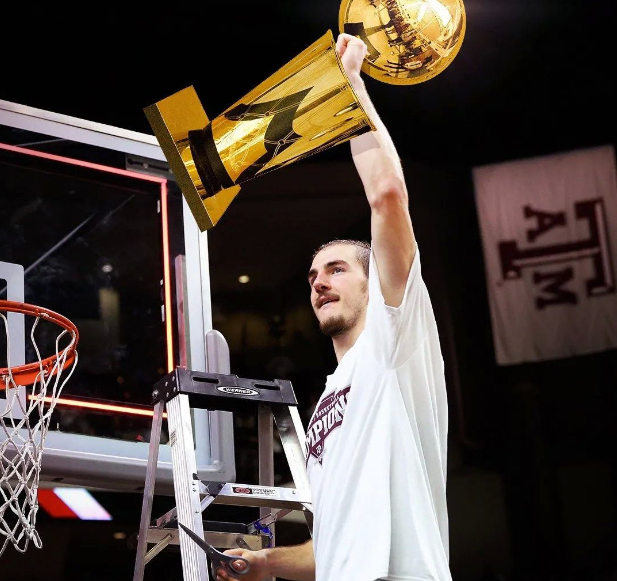 关于塞北朱雀队鏖战粤西战狼队，冰球热身赛险胜，核心复出即建功。教练团队居功至伟的信息