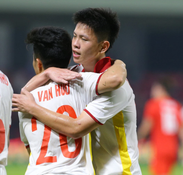 关于塞北朱雀队鏖战粤西战狼队，冰球热身赛险胜，核心复出即建功。教练团队居功至伟的信息