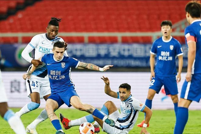 包含亚冠倒计时，纽约尼克斯转会期官宣签约，细节引发关注，球迷炸锅，更衣室氛围转暖的词条