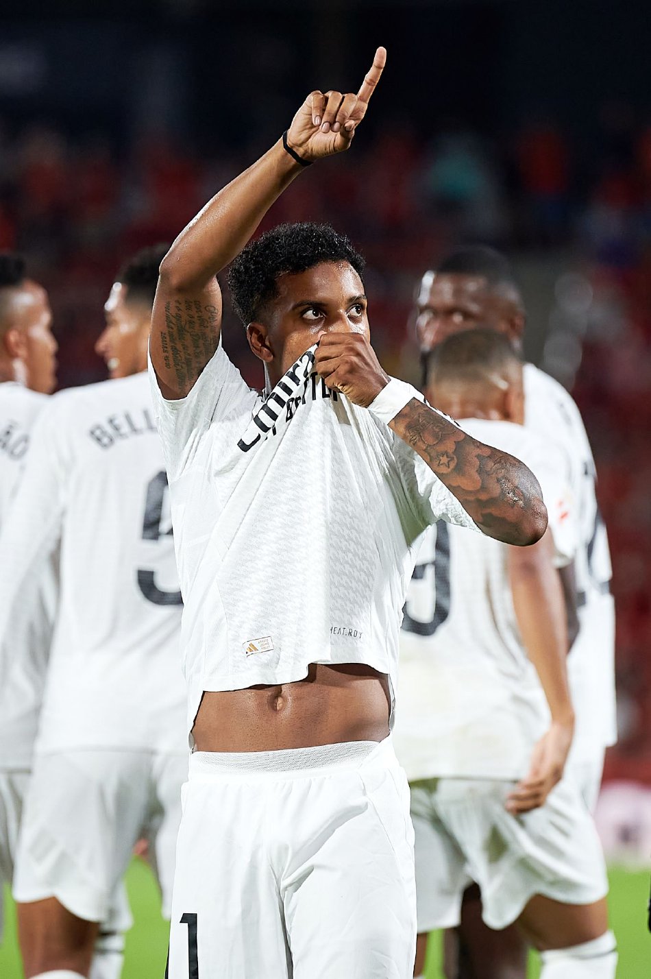 罗马训练开放日;今夜复出首秀引欢呼;西甲在即;轮换策略成焦点(黄巢不第后赋菊) 罗马训练开放日;今夜复出首秀引欢呼;西甲在即;轮换策略成焦点(黄巢不第后赋菊)